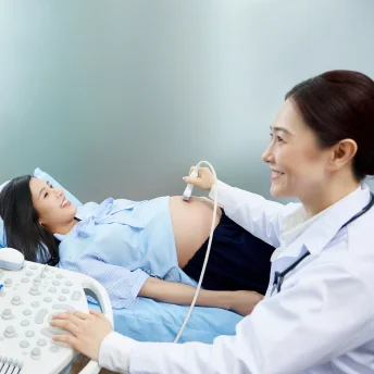 Skrining dini untuk cacat lahir serius dan umum pada janin serta penyakit genetik resesif umum pada ibu.